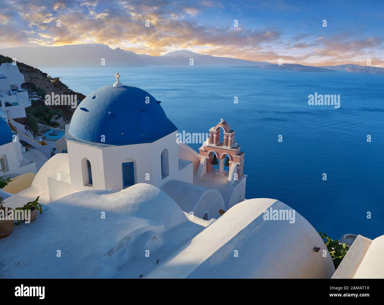 Il tramonto del tradizionale greco ortodossa di Oia (Ia), Cicladi isola di Thira, Santorini, Grecia. L'insediamento di Oia era stata menzione Foto Stock
