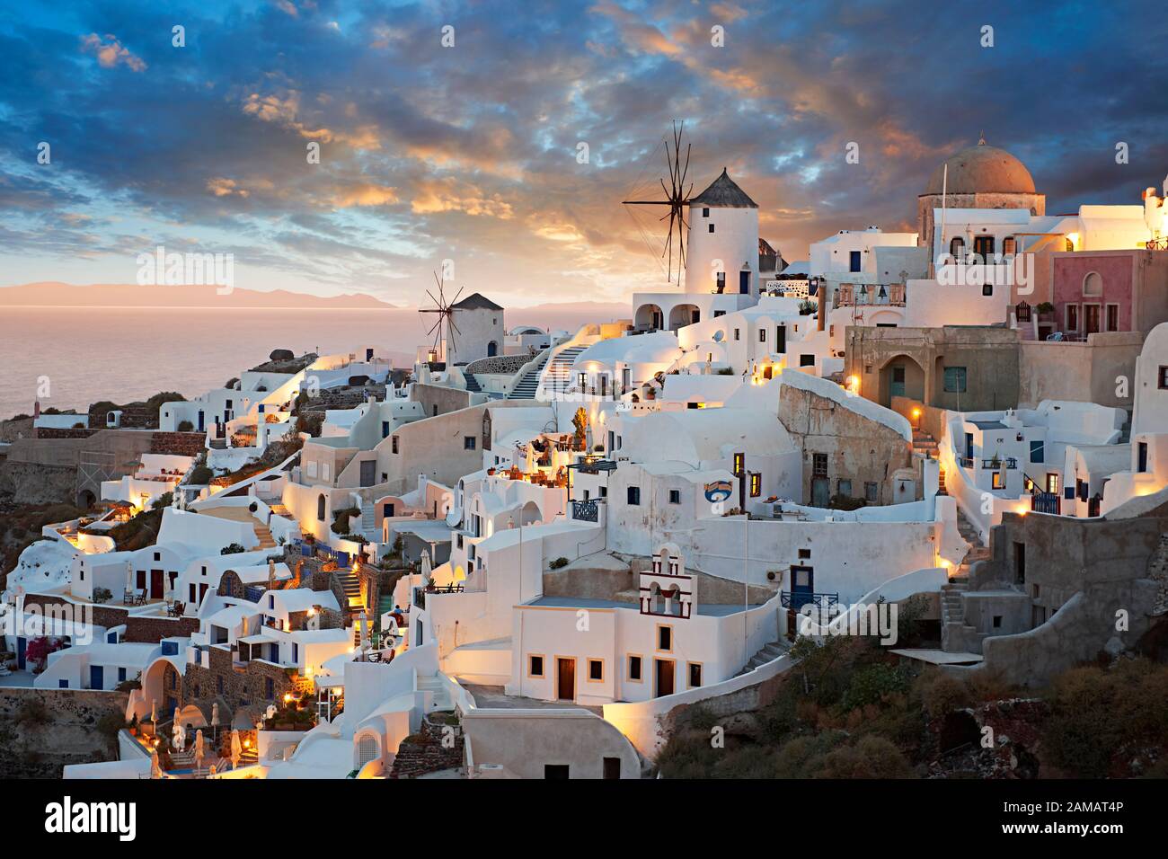 Il tramonto di Oia (Ia), Cicladi isola di Thira, Santorini, Grecia. L'insediamento di Oia era stato citato in vari resoconti di viaggio prima della beg Foto Stock
