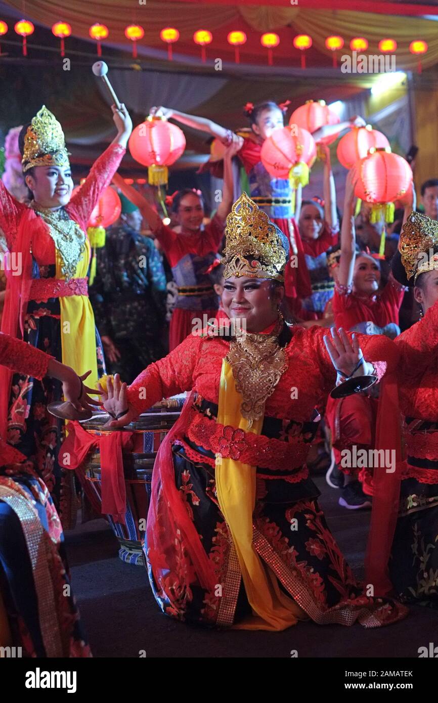 Bogor, Indonesia - Febbraio 2019 : un gruppo di giovani donne esibiscono una danza tradizionale Sundanese nel festival cinese del nuovo anno. Foto Stock