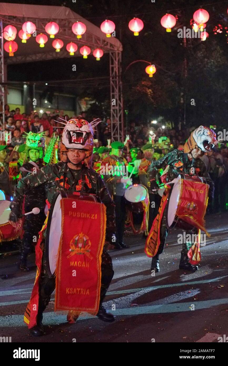Militari indonesiani uomini con tiger mask suonare la batteria nella celebrazione del Capodanno cinese festival. Foto Stock