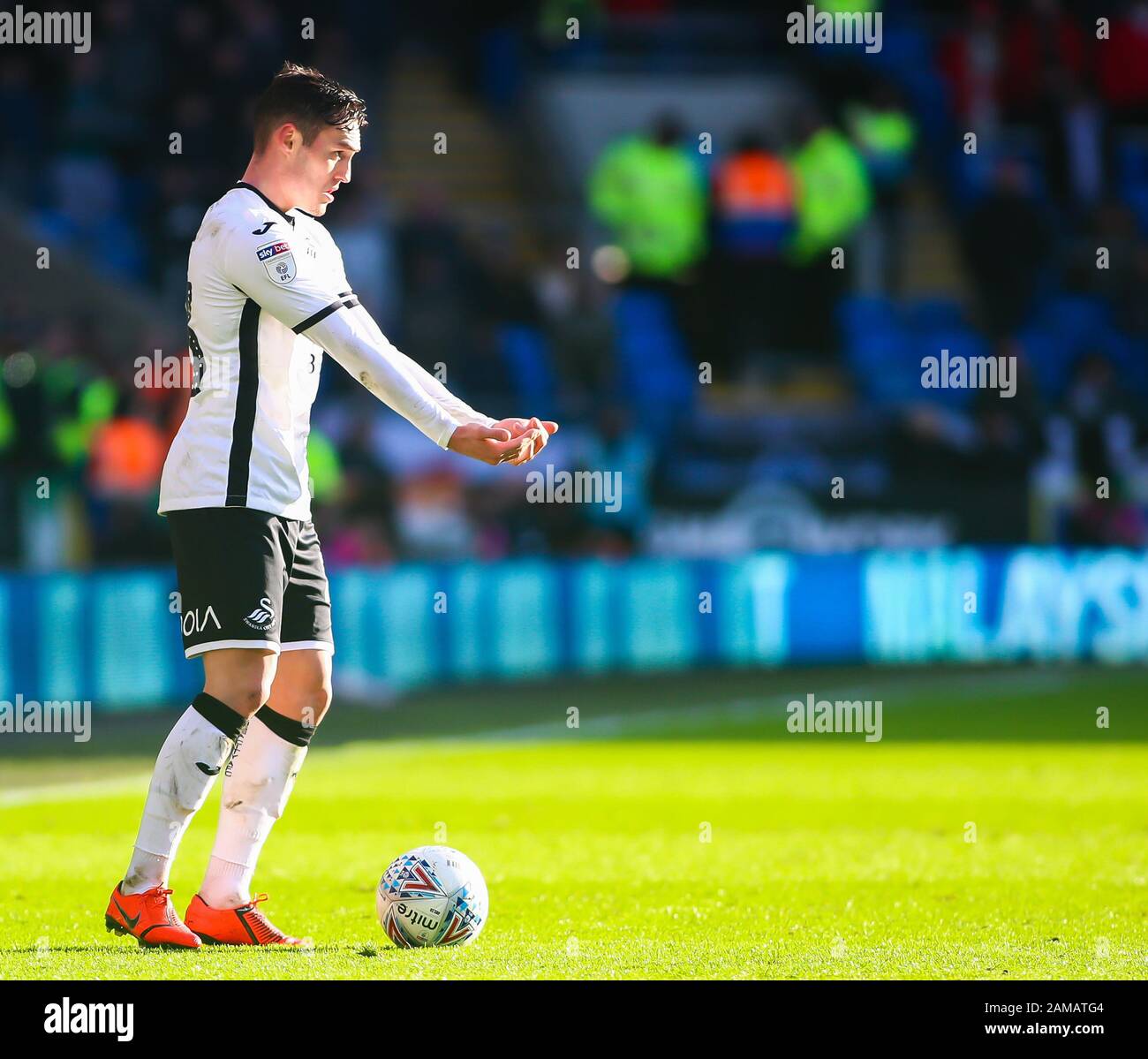 12th gennaio 2020; Cardiff City Stadium, Cardiff, Glamorgan, Galles; Campionato Inglese Calcio, Cardiff City contro Swansea City; Connor Roberts di Swansea City chiama per il supporto del compagno di squadra sulla palla - Solo Per Uso strettamente editoriale. Nessun utilizzo con audio, video, dati, elenchi di fixture, logo club/campionato o servizi "live" non autorizzati. Uso on-line in-match limitato a 120 immagini, senza emulazione video. Non utilizzare in scommesse, giochi o singole pubblicazioni club/campionato/giocatore Foto Stock