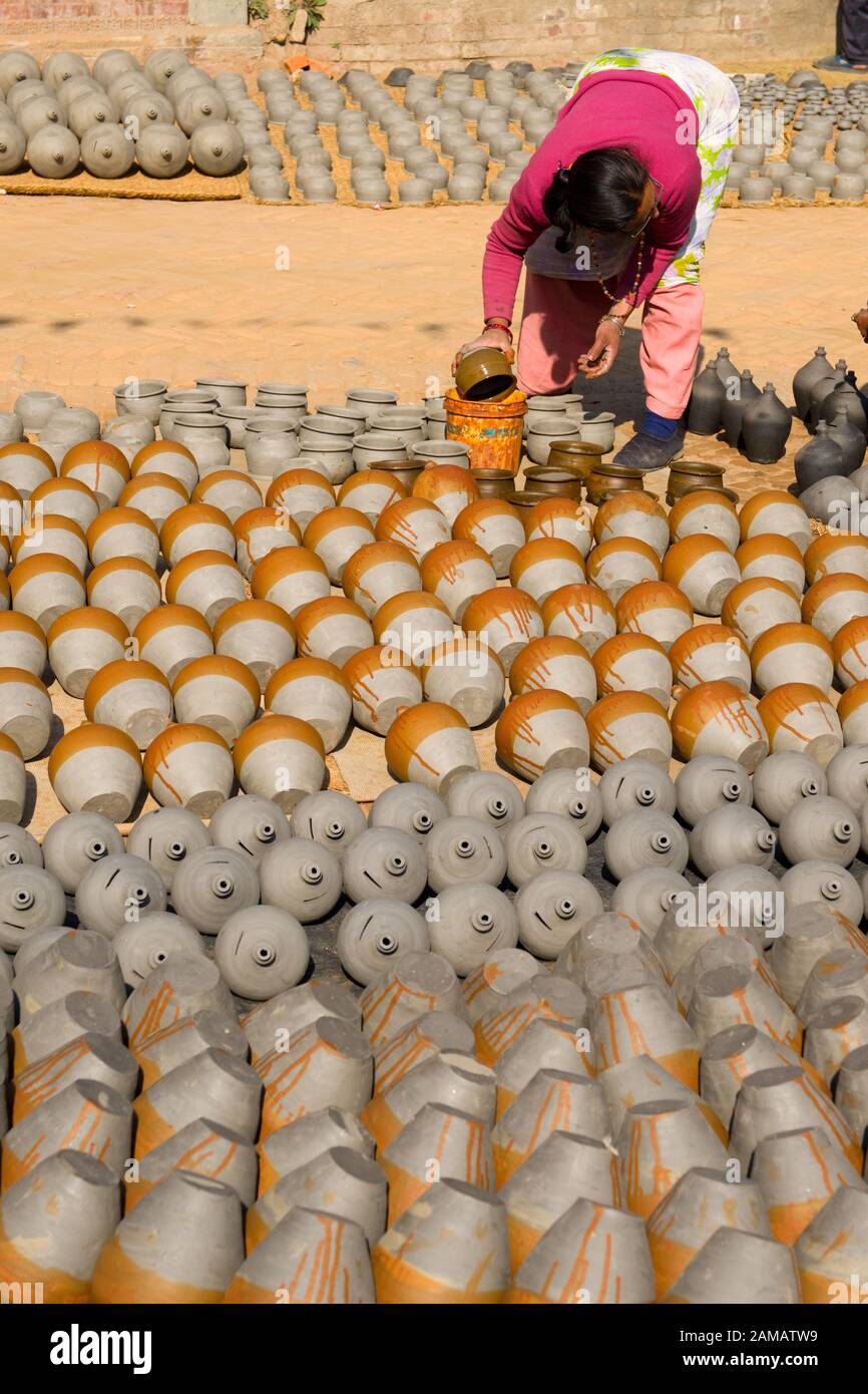 Vasetti di ceramica che si asciugano al sole, Bhaktapur, Nepal Foto Stock