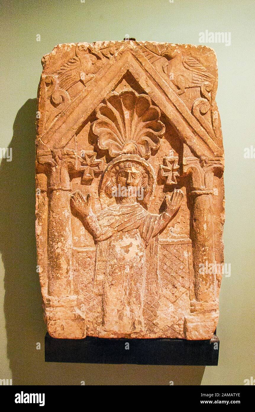 Egitto, Alessandria, Museo Nazionale, arte copta, una stela con una donna che prega. La parte superiore è una conchiglia. Foto Stock