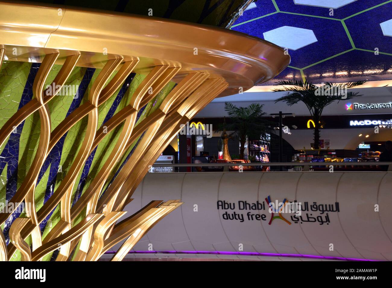 L'area centrale del Terminal 1 all'Aeroporto di Abu Dhabi, Abu Dhabi, Emirati Arabi Uniti, include un cartello che indica i suoi negozi duty free Foto Stock