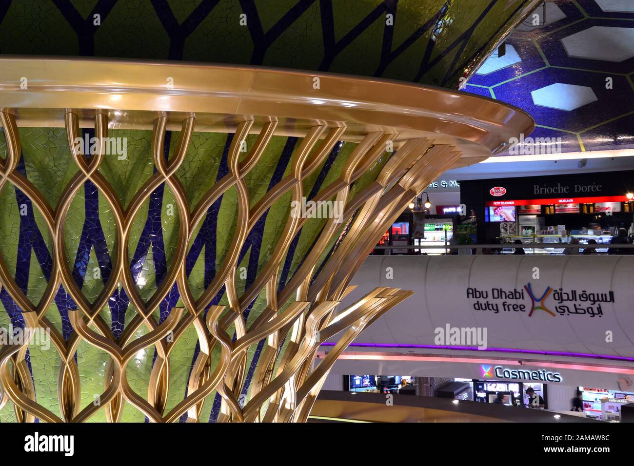 L'area centrale del Terminal 1 all'Aeroporto di Abu Dhabi, Abu Dhabi, Emirati Arabi Uniti, include un cartello che indica i suoi negozi duty free Foto Stock