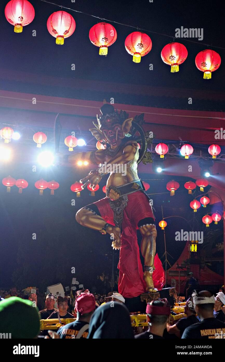 Ogoh-ogoh statua e lanterne in una celebrazione del Capodanno cinese festival. Ogoh-ogoh è costruito dal popolo Balinese di ambiente pulito dal cattivo spirito. Foto Stock