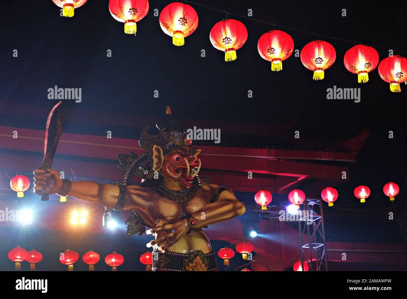 Ogoh-ogoh statua e lanterne in una celebrazione del Capodanno cinese festival. Ogoh-ogoh è costruito dal popolo Balinese di ambiente pulito dal cattivo spirito. Foto Stock