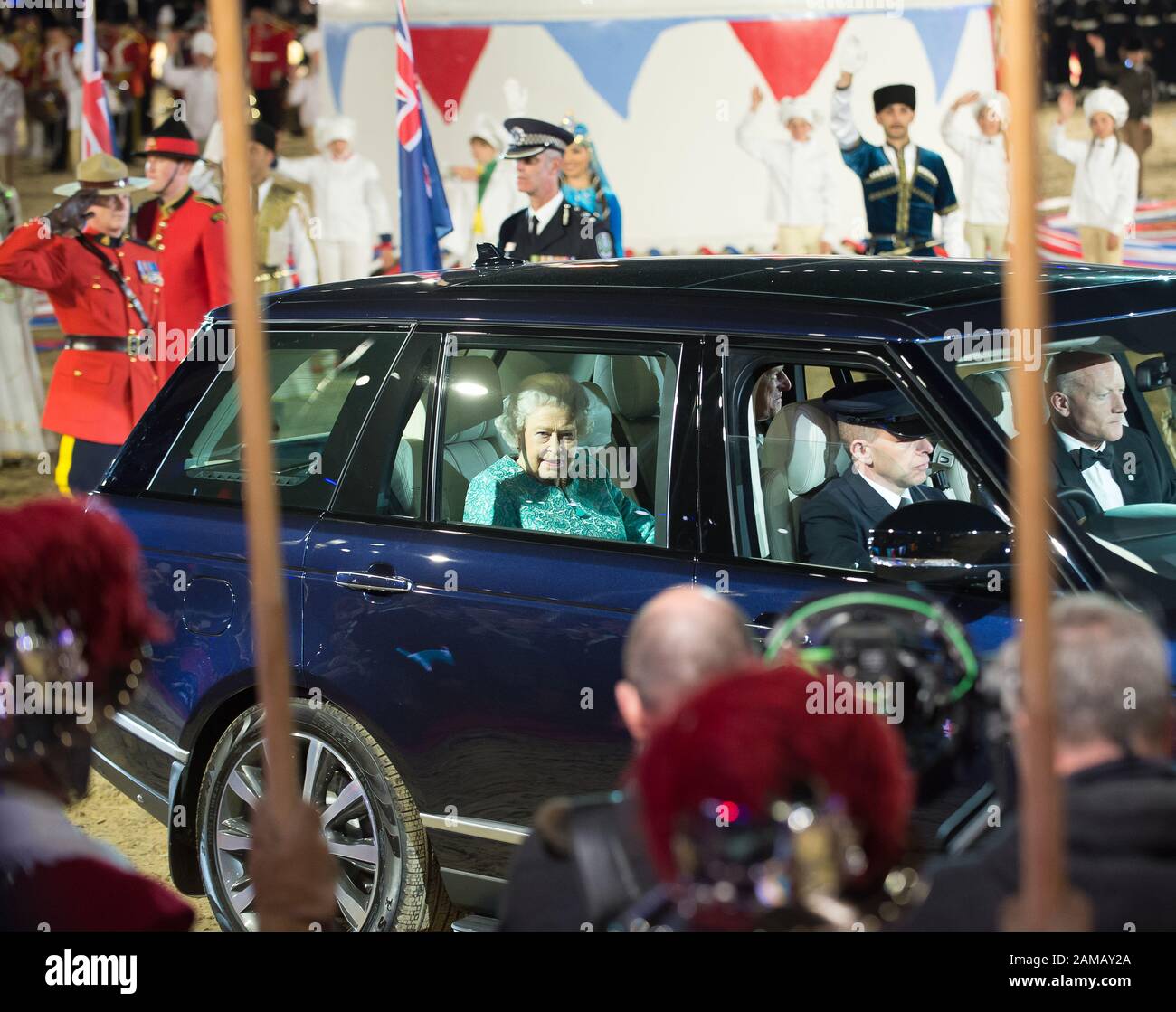 Evento in occasione del 90th compleanno Di Sua Maestà la Regina, Royal Windsor Horse Show, Windsor, Berkshire, Regno Unito. 15th maggio 2016. Sua Maestà la Regina e il Principe Filippo, il Duca di Edimburgo, sono accompagnati da un'enorme torta di compleanno di ritorno al Castello di Windsor da un autista di una Range Rover. Credito: Maureen Mclean/Alamy Foto Stock