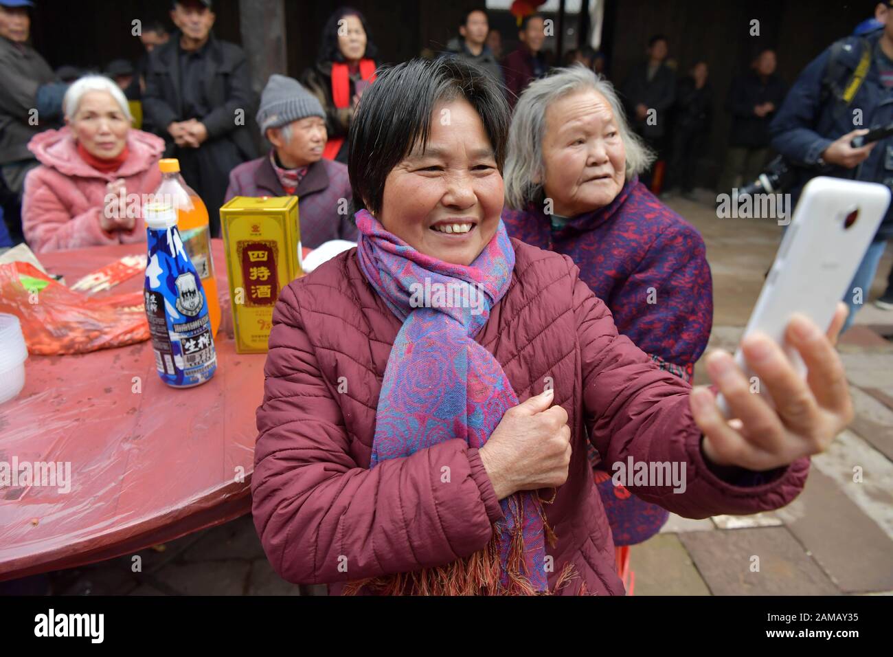 Nanchang, Provincia Cinese Di Jiangxi. 12th Gen 2020. Gli abitanti di un villaggio anziano partecipano a una festa al villaggio di Wujia della città di Gangshang a Nanchang, nella provincia di Jiangxi nella Cina orientale, 12 gennaio 2020. Su invito del villaggio, più di 400 abitanti di età superiore ai 60 anni di domenica hanno partecipato a una festa annuale che paga rispetto agli anziani prima del Festival di primavera. Credito: Peng Zhaozhi/Xinhua/Alamy Live News Foto Stock