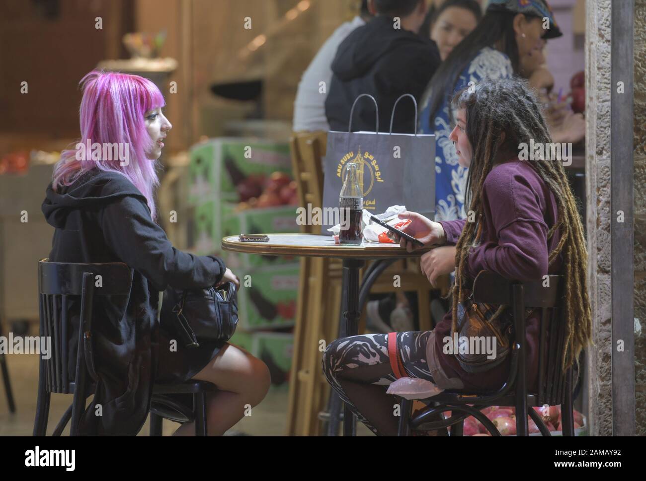 NESSUNA VERSIONE DEL MODELLO! Besucherinnen Straßenrestaurant, Jaffa, Tel Aviv, Israele Foto Stock