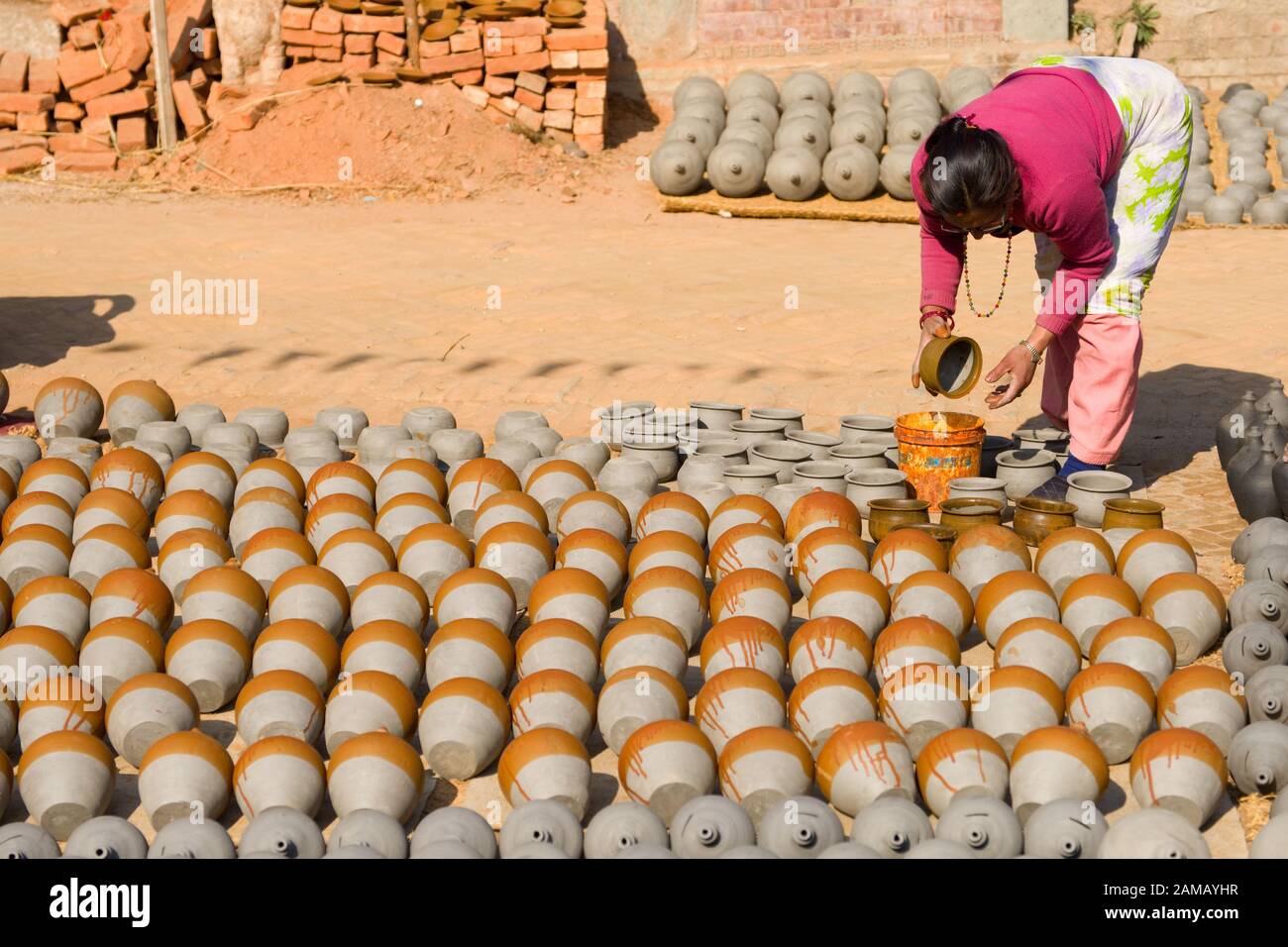 Vasetti di ceramica che si asciugano al sole, Bhaktapur, Nepal Foto Stock