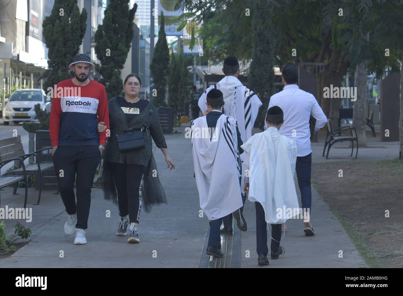 Nessun MODELLO - Modische Menschen, Familie auf dem Weg zur Synagoge, Rothschild-Boulevard, Tel Aviv, Israele Foto Stock