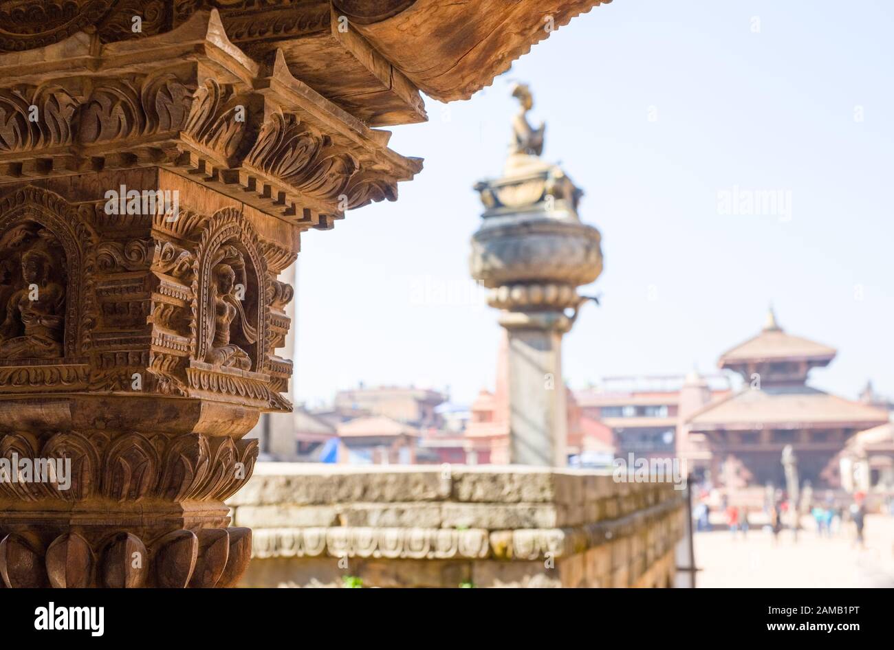Pilastro di legno intagliato sul tempio. Bhaktapur Durbar Square, Valle Di Katmandu, Nepal Foto Stock