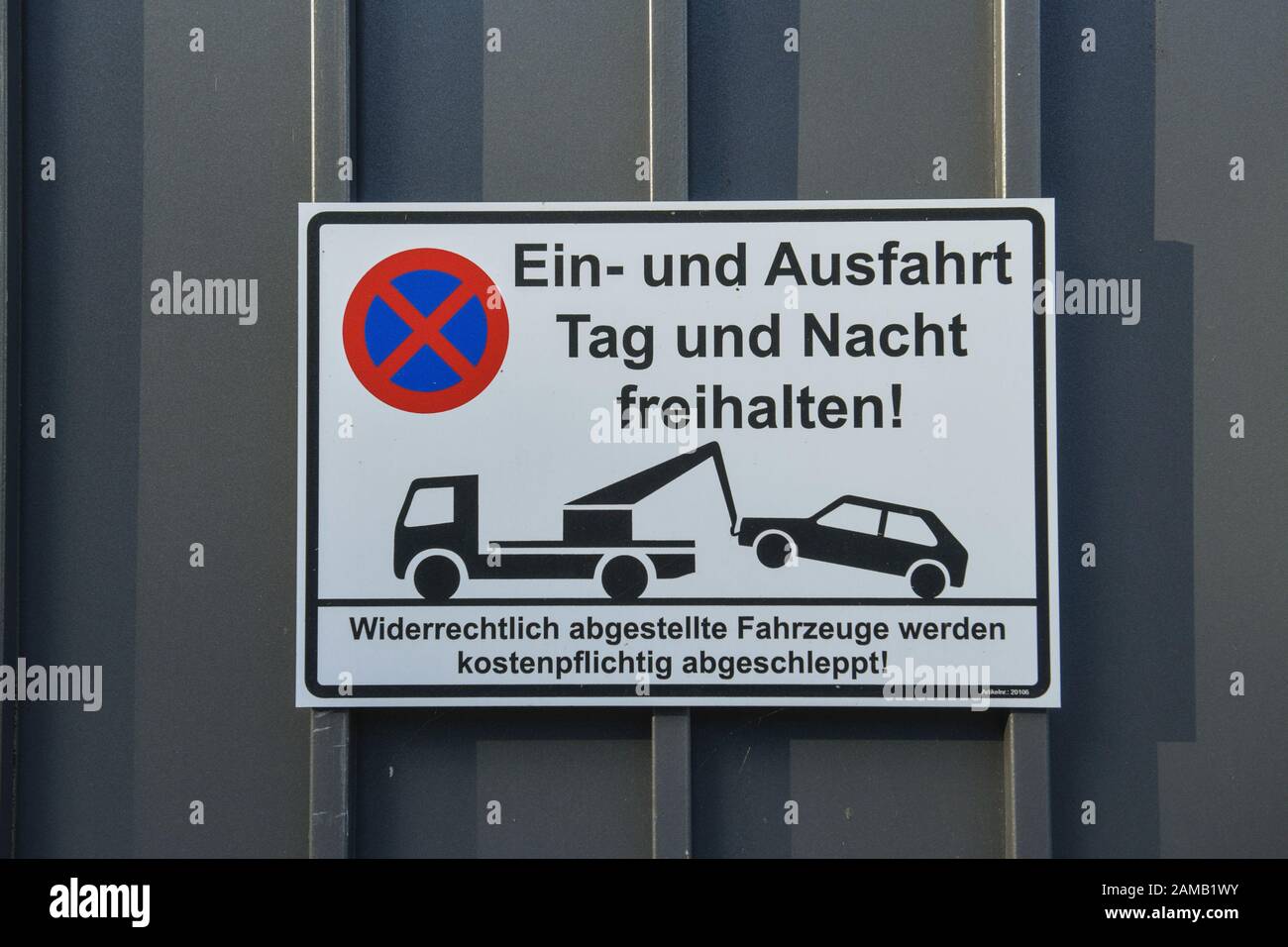 Schild Ausfahrt freihalten Foto Stock