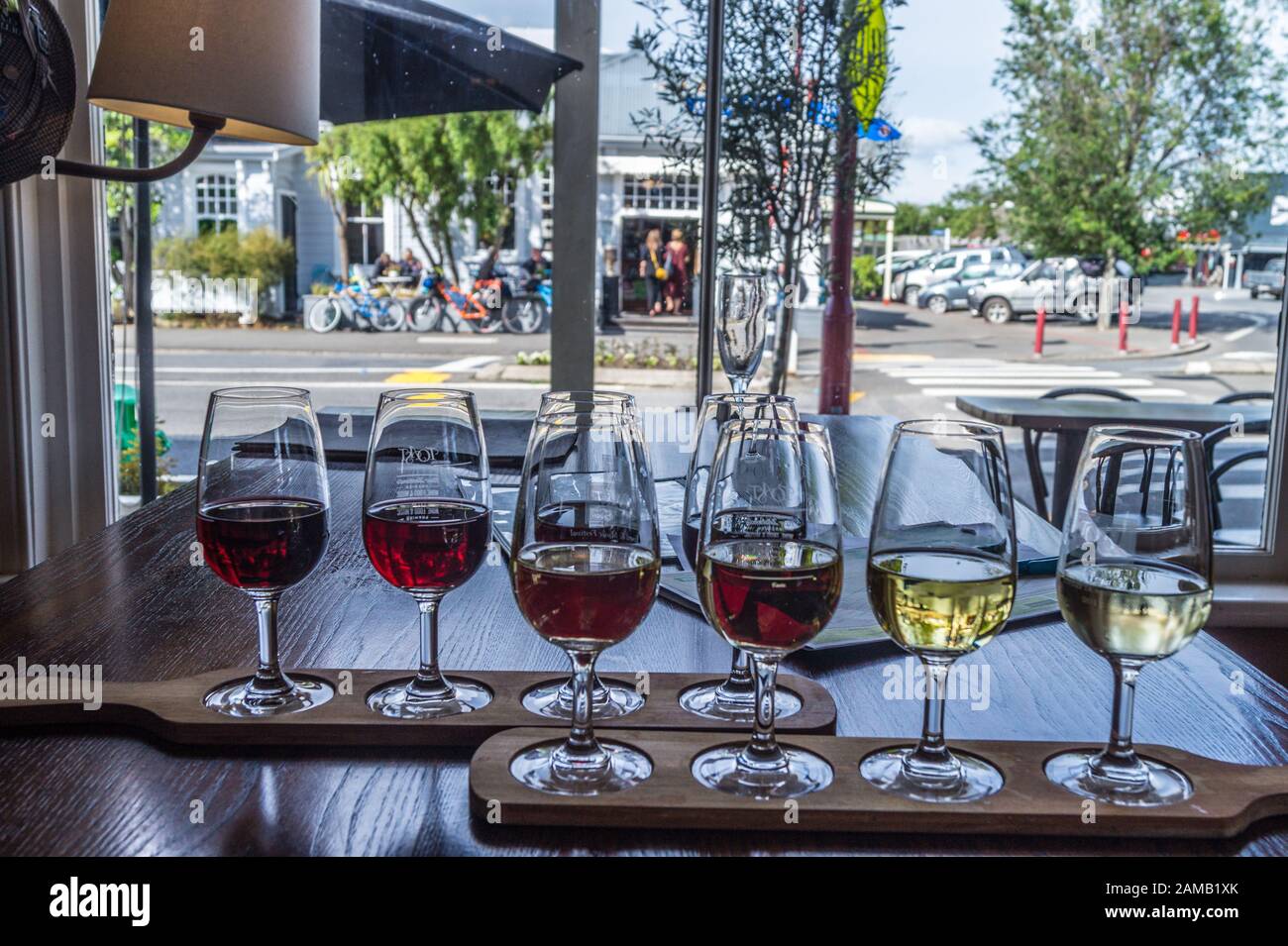 Degustazione di vini rossi e bianchi Martinborough Hotel, Martinborough, Wairarapa, Nuova Zelanda Foto Stock