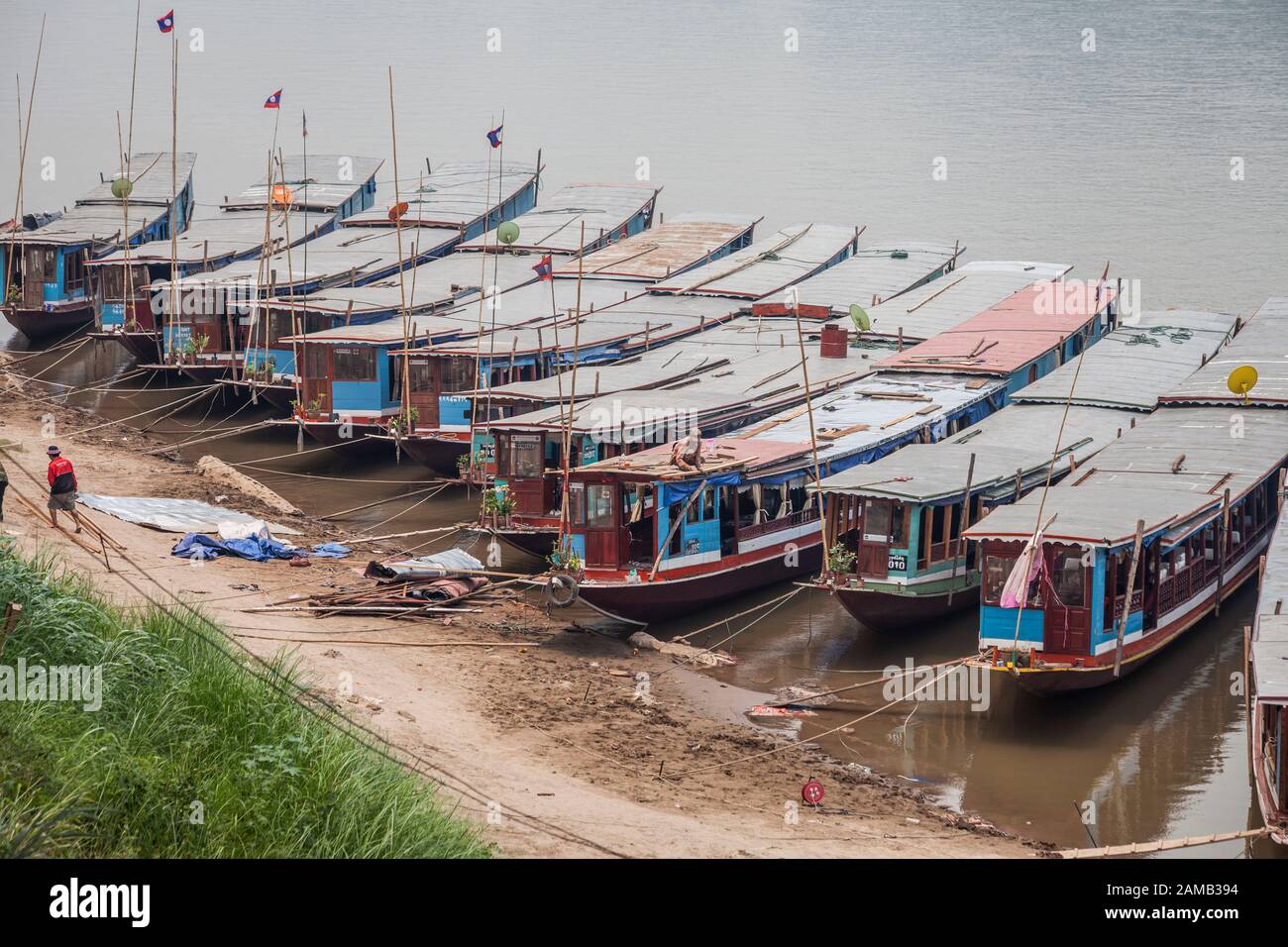 Luang Prabang, Laos - 7 aprile 2013: Popolazione locale che mantiene le proprie barche sulla riva del fiume Mekong a Luang Prabang, Laos. Foto Stock