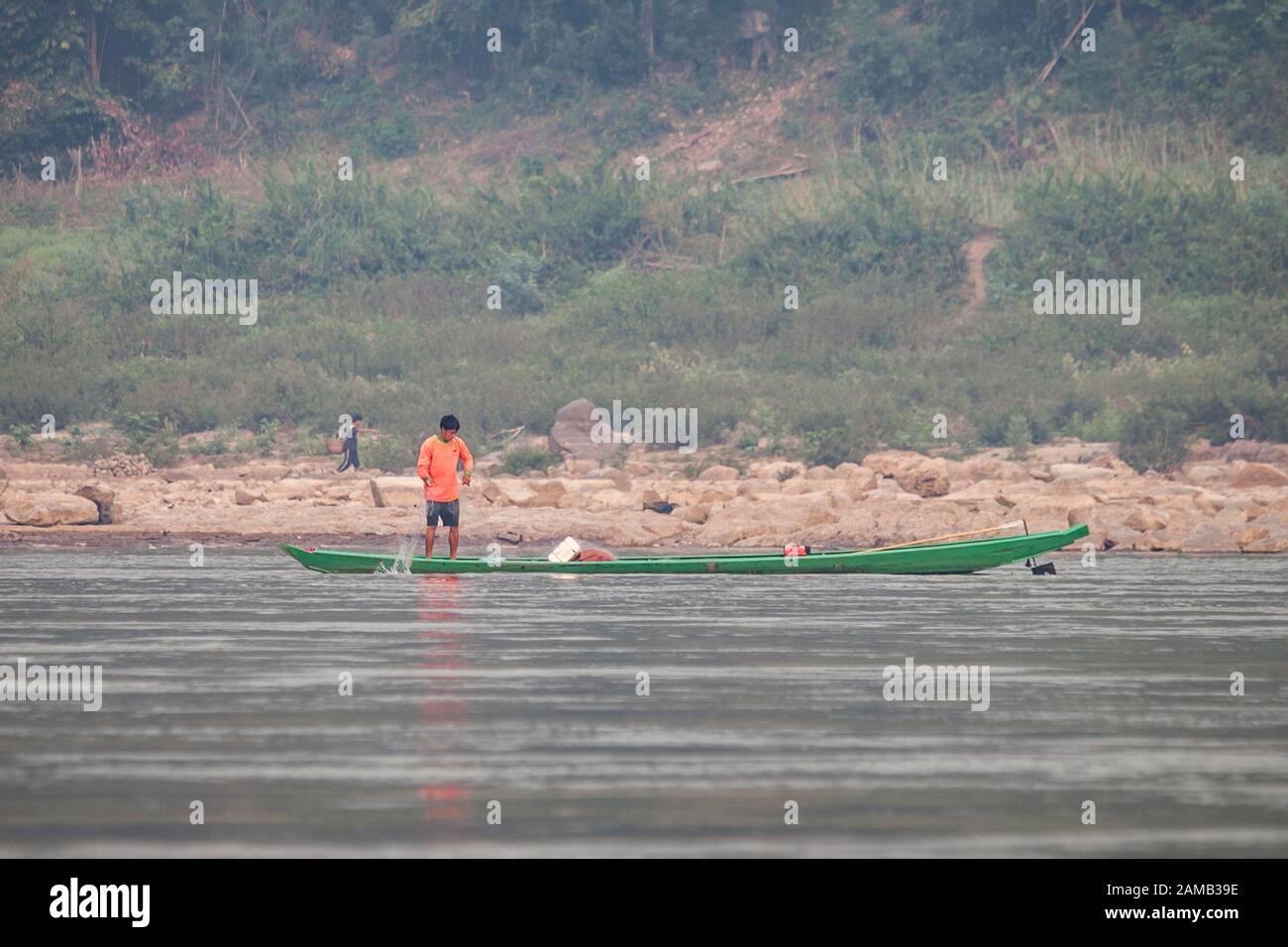 Luang Prabang, Laos - 7 aprile 2013: Popolazione locale che pesca sulla riva del fiume Mekong a Luang Prabang, Laos. Foto Stock