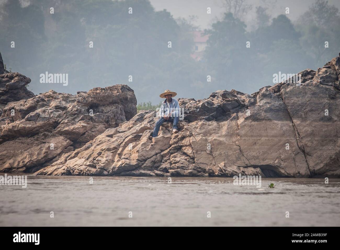 Luang Prabang, Laos - 7 aprile 2013: Popolazione locale che pesca sulla riva del fiume Mekong a Luang Prabang, Laos. Foto Stock