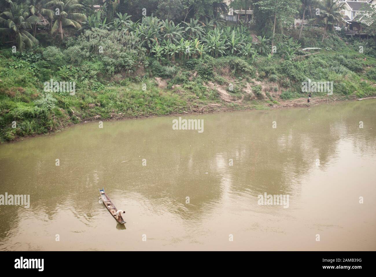 Persone locali in piccole barche sul fiume Mekong. Foto Stock