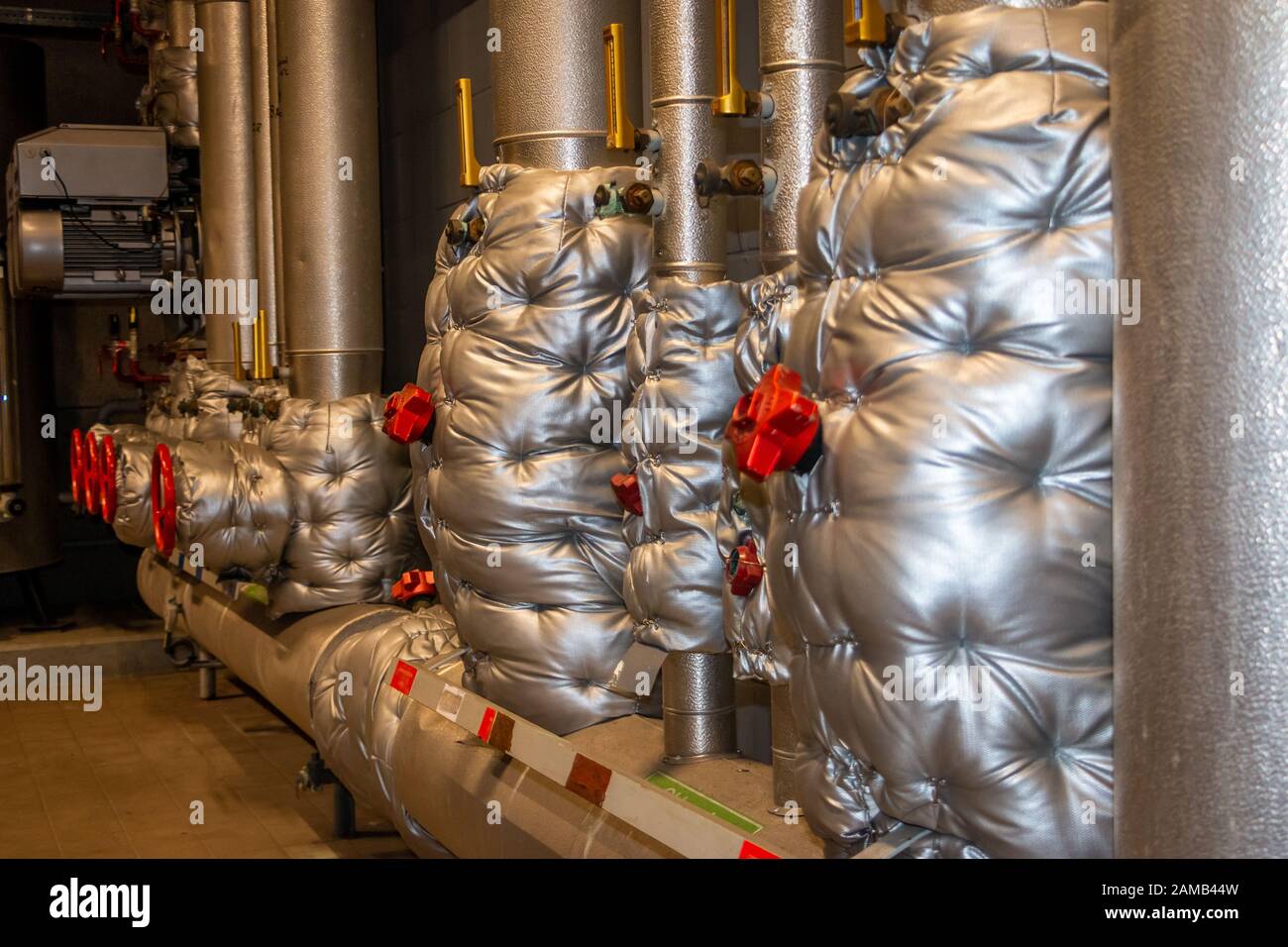 Industriali di riscaldamento centrale con sistema di isolamento a mantenere un elevato calore efficiente sistema di distribuzione Foto Stock