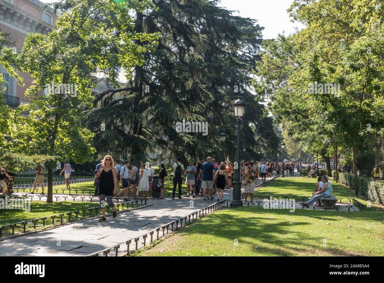 I turisti nei giardini nelle vicinanze del Museo di Prado a Madrid, Spagna Foto Stock