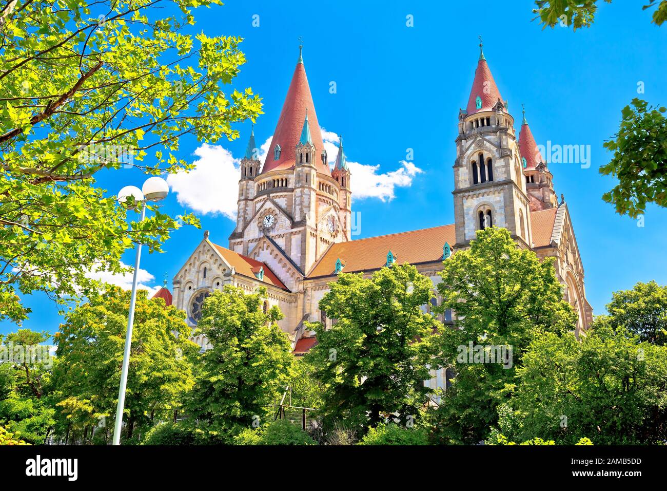 Vienna. Franz von Assisi chiesa nel verde paesaggio di Vienna vista, capitale dell'Austria Foto Stock