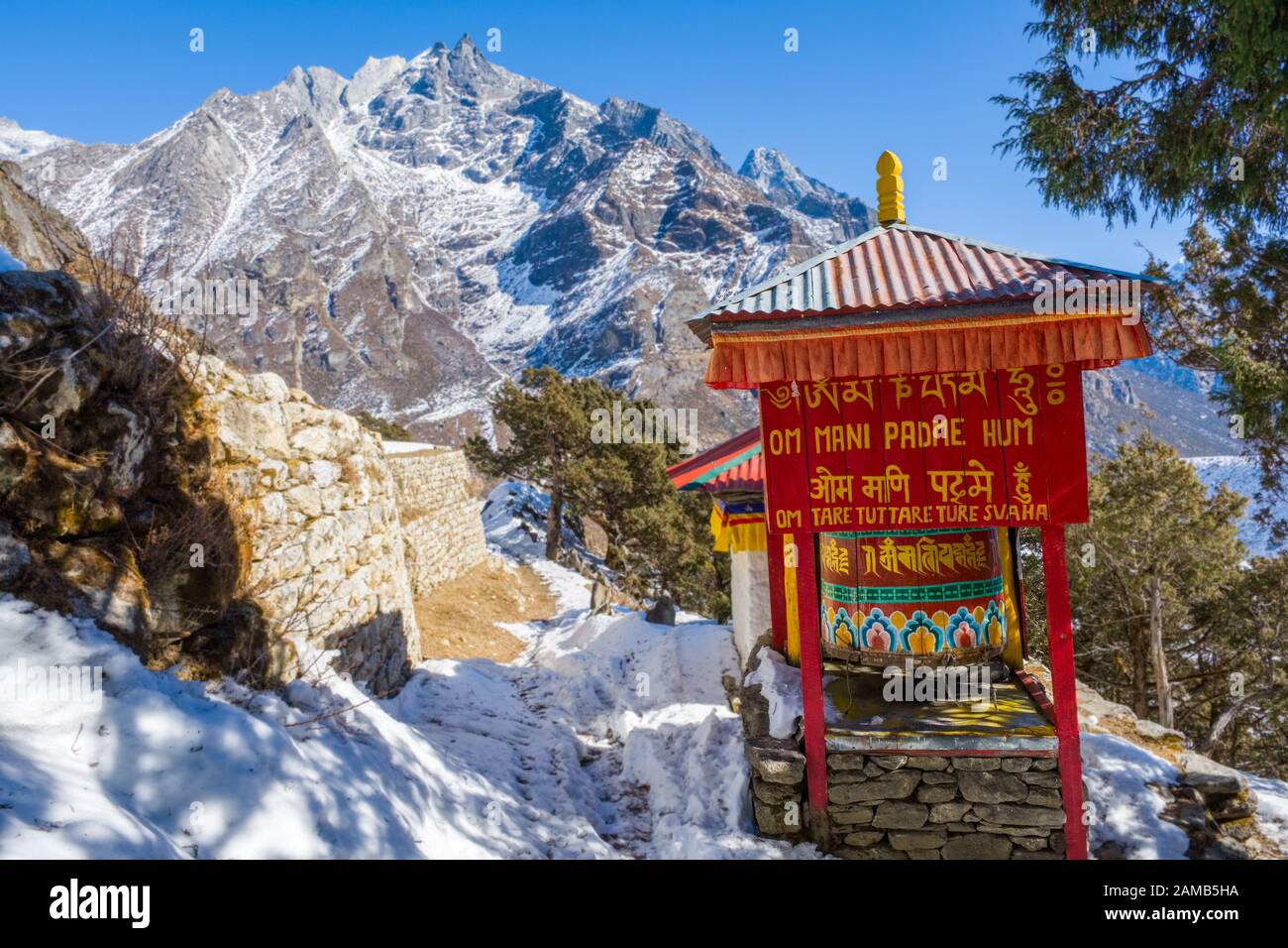 Ruota di preghiera buddista con mantra 'Om Mani Padme Hum', regione di Khumbu del Nepal Himalaya Foto Stock