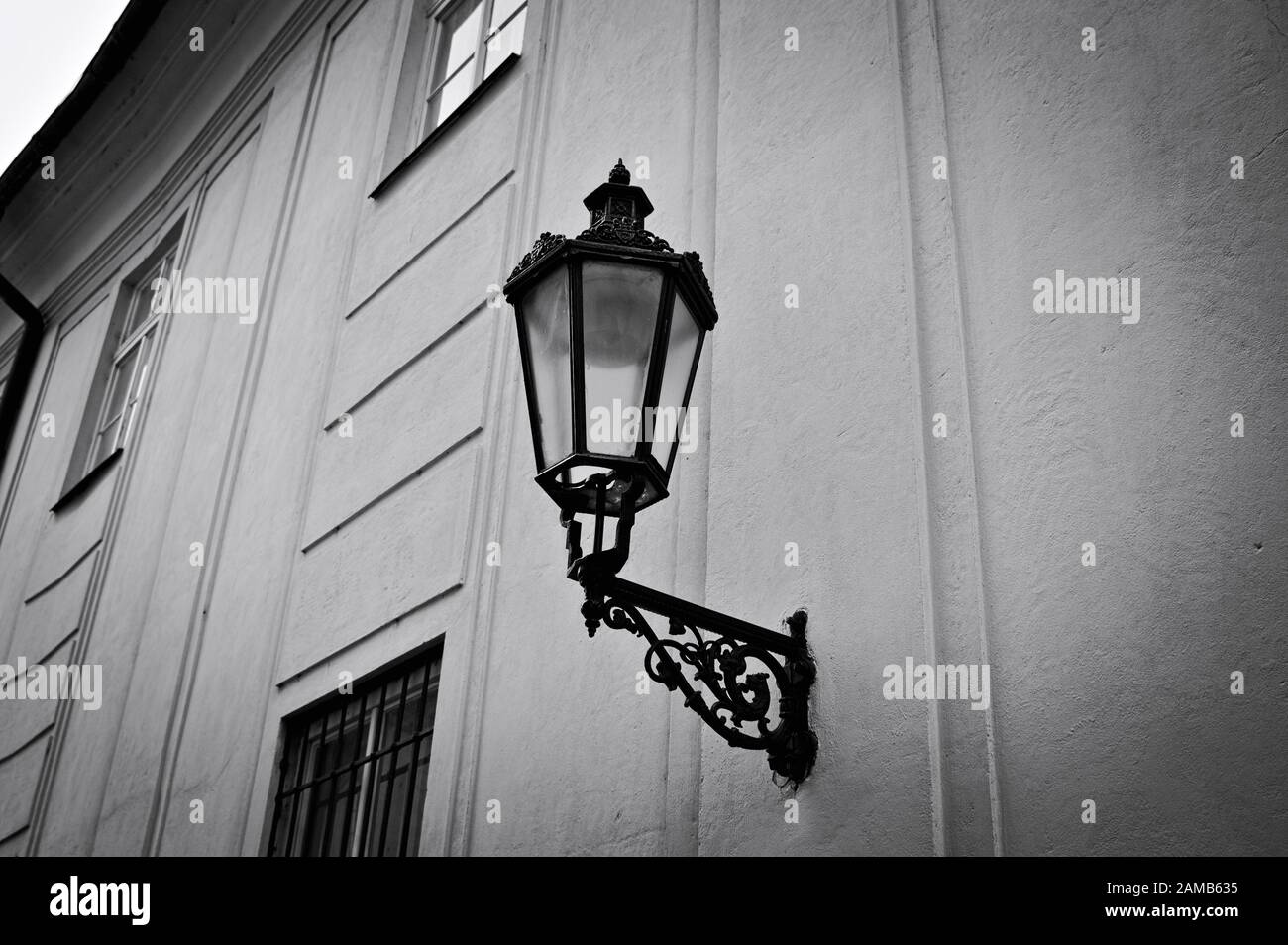 Lanterna di strada isolata a Praga in stile liberty (Repubblica Ceca, Europa) Foto Stock