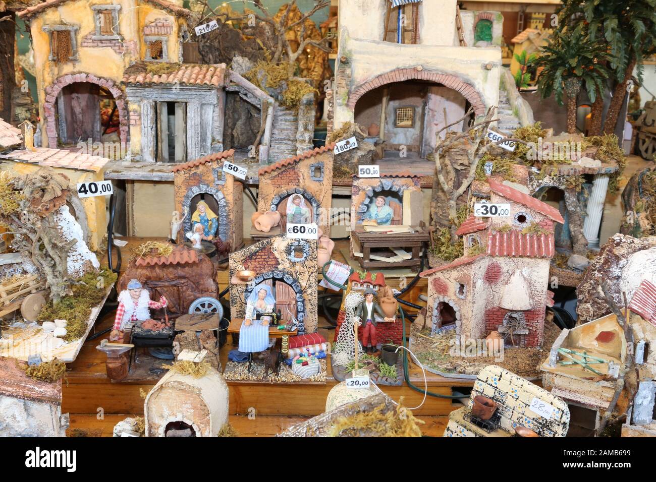 Roma, ITALIA - 10 DICEMBRE 2016: Fai shopping con i presepi di Natale in un mercato di strada Foto Stock
