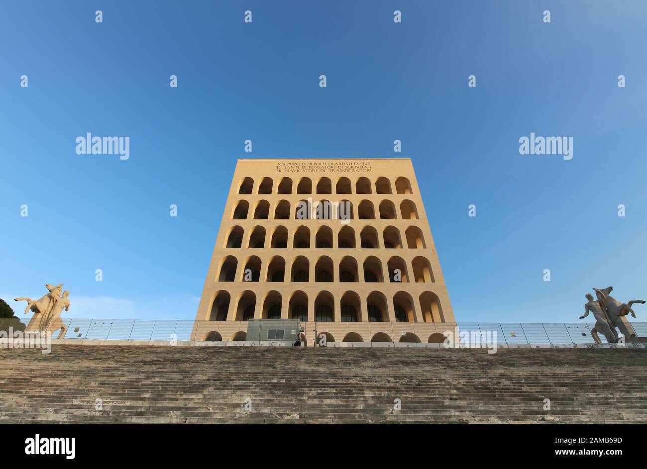 Roma, ITALIA - 10 DICEMBRE 2016: Palazzo della civiltà Italiana (Colosseo quadrato). Il monumento si trova nel quartiere finanziario EUR di Roma, Italia Foto Stock