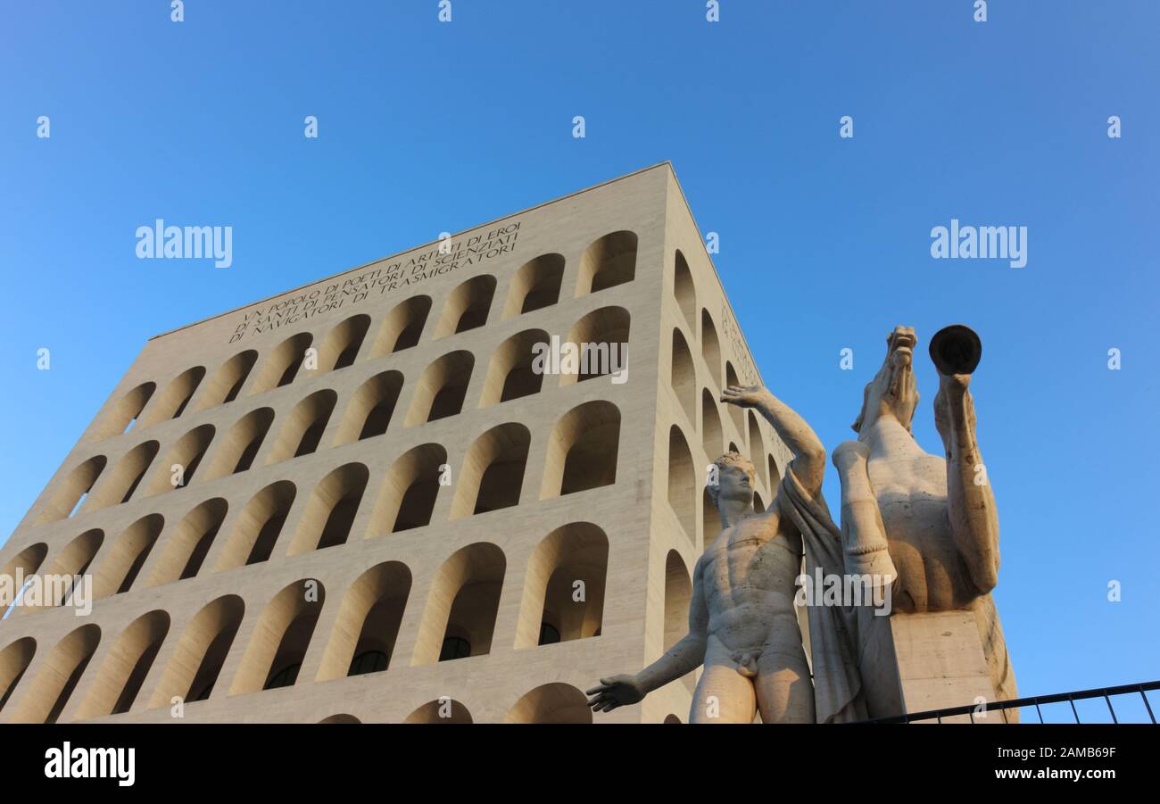 Roma, ITALIA - 10 DICEMBRE 2016: Palazzo della civiltà Italiana (Colosseo quadrato). Il monumento si trova nel quartiere finanziario EUR di Roma, Italia Foto Stock