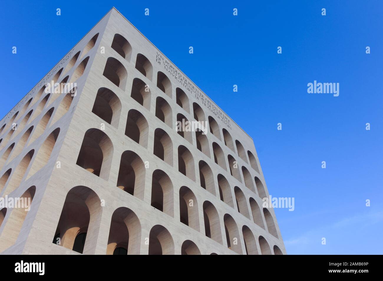 Roma, ITALIA - 10 DICEMBRE 2016: Palazzo della civiltà Italiana (Colosseo quadrato). Il monumento si trova nel quartiere finanziario EUR di Roma, Italia Foto Stock