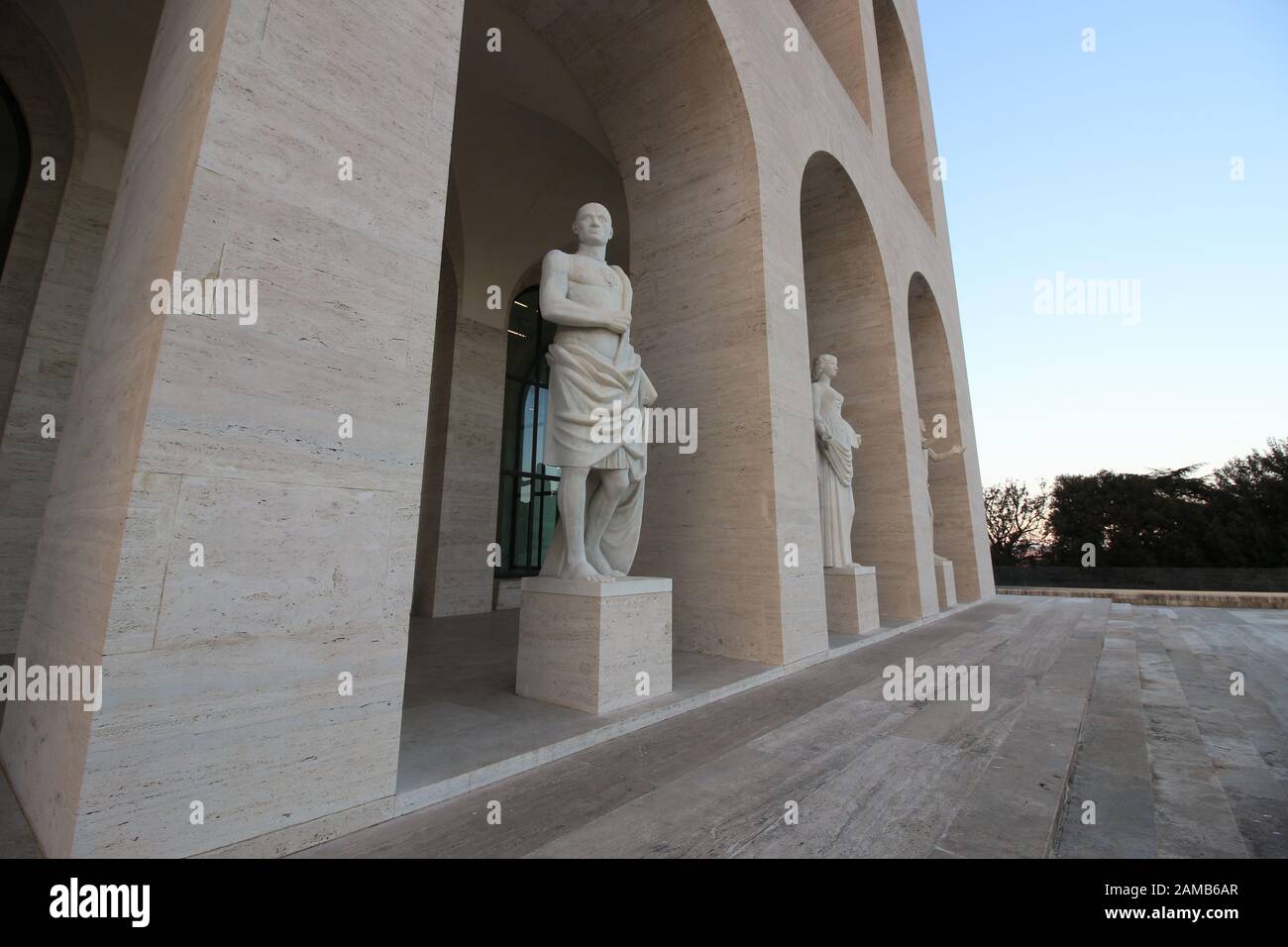 Roma, ITALIA - 10 DICEMBRE 2016: Palazzo della civiltà Italiana (Colosseo quadrato). Il monumento si trova nel quartiere finanziario EUR di Roma, Italia Foto Stock