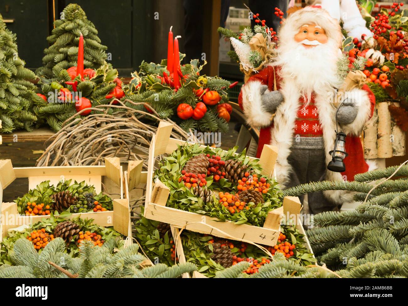 Babbo Natale con alcune decorazioni natalizie in un mercato pubblico a Roma Foto Stock