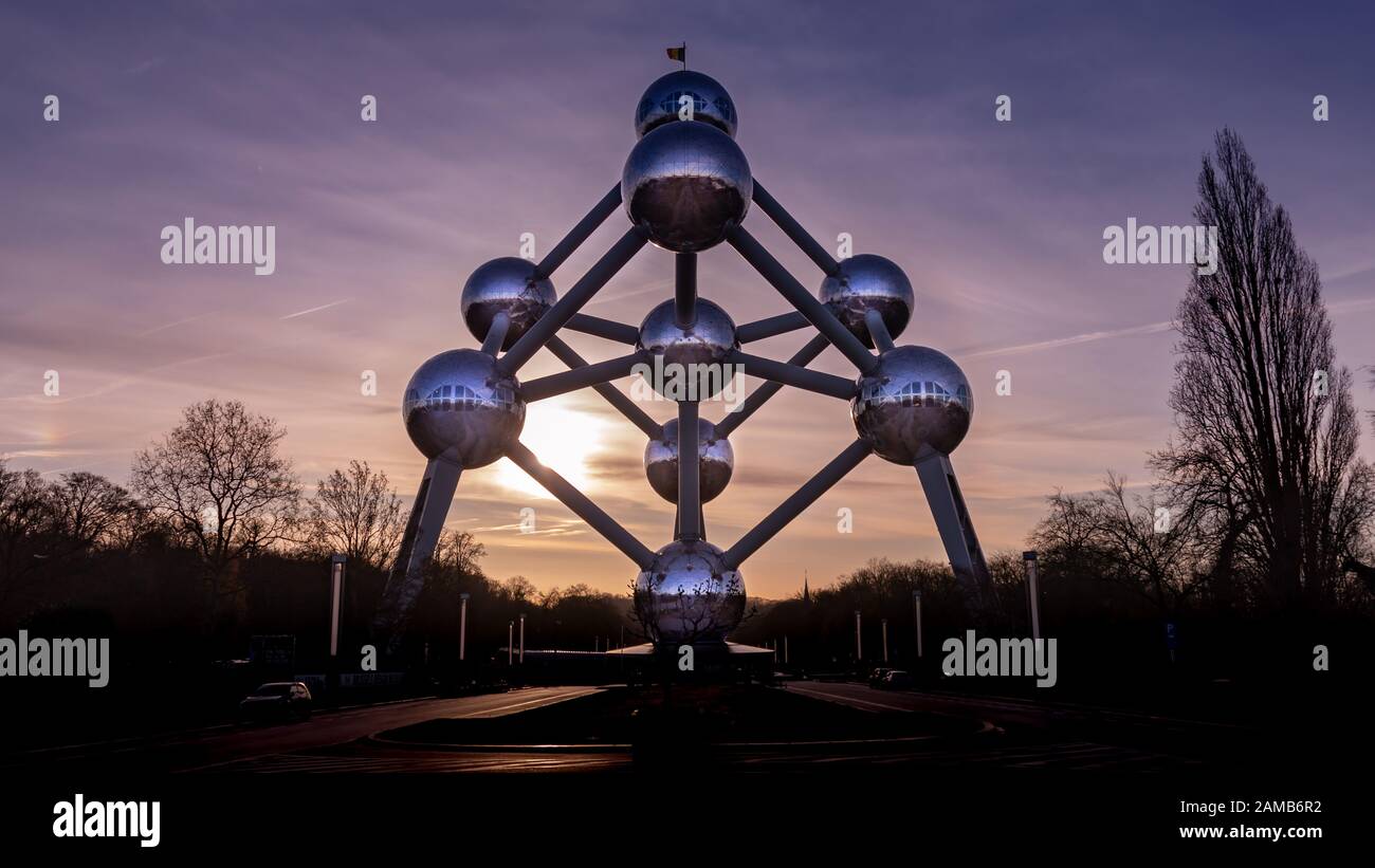 Museo architettonico a forma di atomo, costruito per la Fiera Mondiale Atom del 1958 Foto Stock