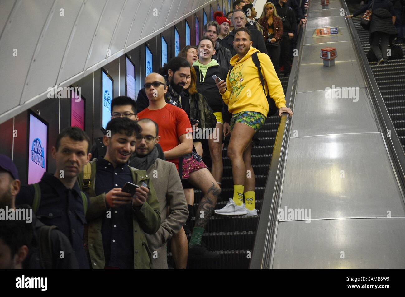 Le persone che prendono parte alla 11th annuale No Trousers Tube Ride a Londra. Foto Stock