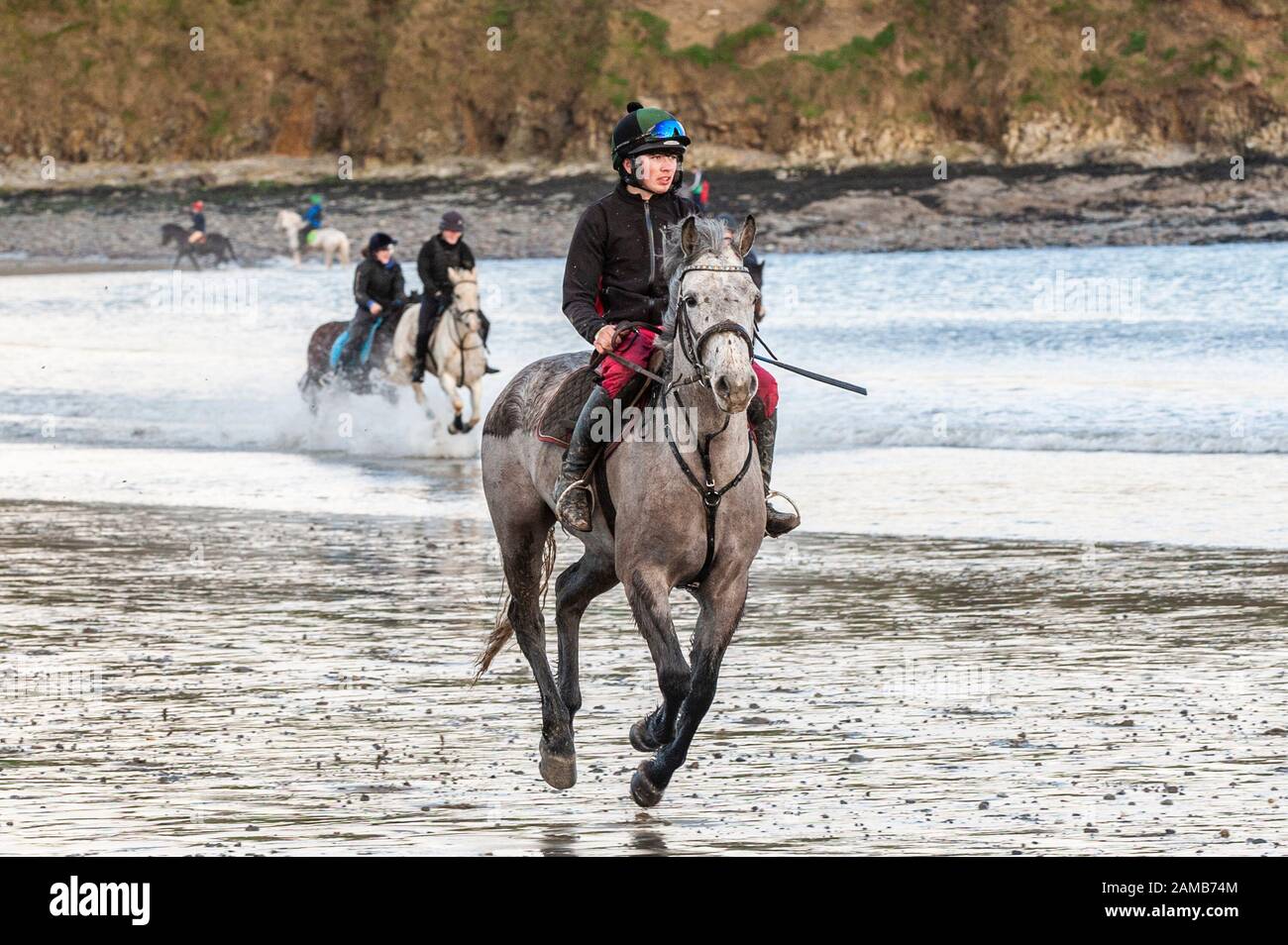 Butlerstown, West Cork, Irlanda. 12th Gen 2020. L'annuale Carberry Hunt Butlerstown Fun Ride ha avuto luogo oggi con centinaia di cavalli e piloti partecipanti. Sean Twomey da Leap galopped sulla spiaggia sul suo cavallo Charlie. Credito: Andy Gibson/Alamy Live News Foto Stock