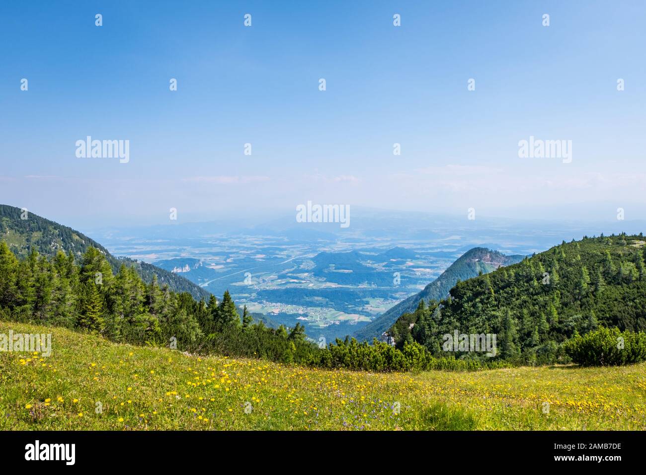 Vista dalla montagna Hochobir alle valli Jauntal e Rosental con il fiume Drau e la città Gallizien in Carinzia, Austria Foto Stock