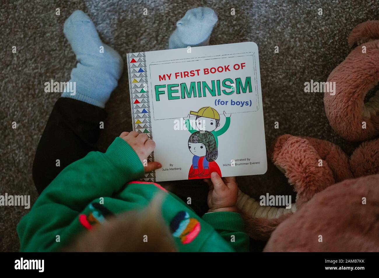 La lettura giovane del bambino 'il mio Primo libro di femminismo (per i ragazzi) da Julie Merberg Foto Stock
