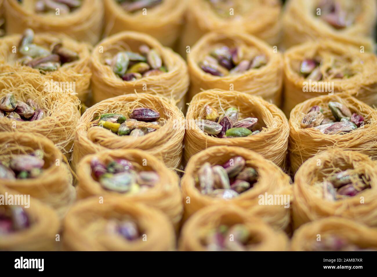 Baklava (moderno dessert in stile arabo del Medio Oriente) al forno con sciroppo di zucchero e miele, dolce e farcito con mandorle, noci e pistacchi. Città vecchia. Foto Stock