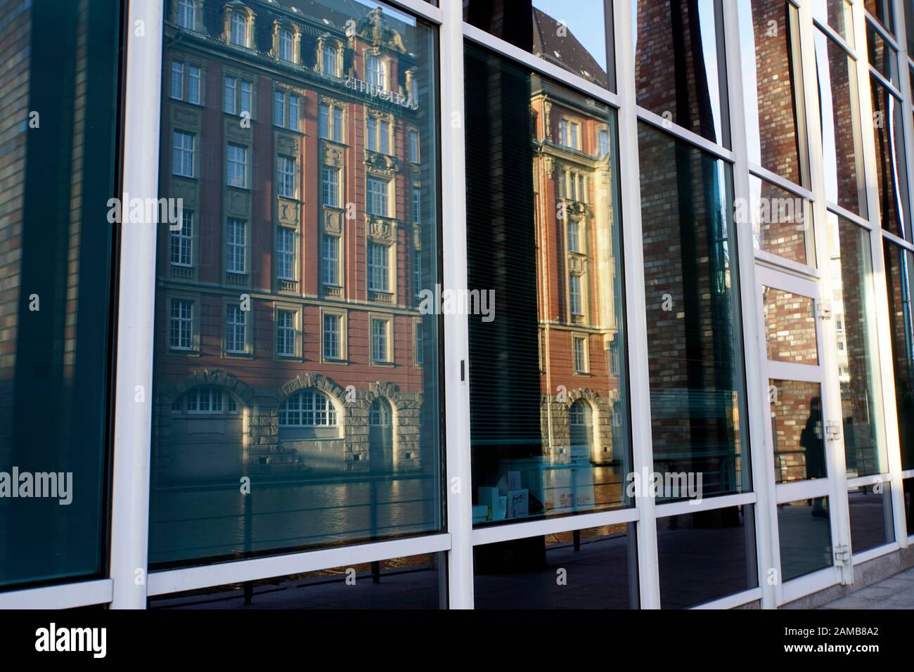 Altes Gebäude am Alsterfleet spiegelt sich in Fensterstern eines modernen Bürokomplex, Amburgo, Deutschland Foto Stock