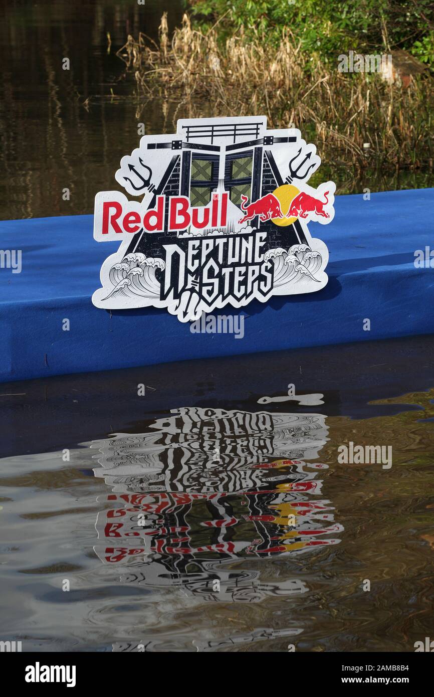 Il logo Red bull neptune Steps riflette nell'acqua alla linea di partenza sul canale clyde di glasgow Foto Stock