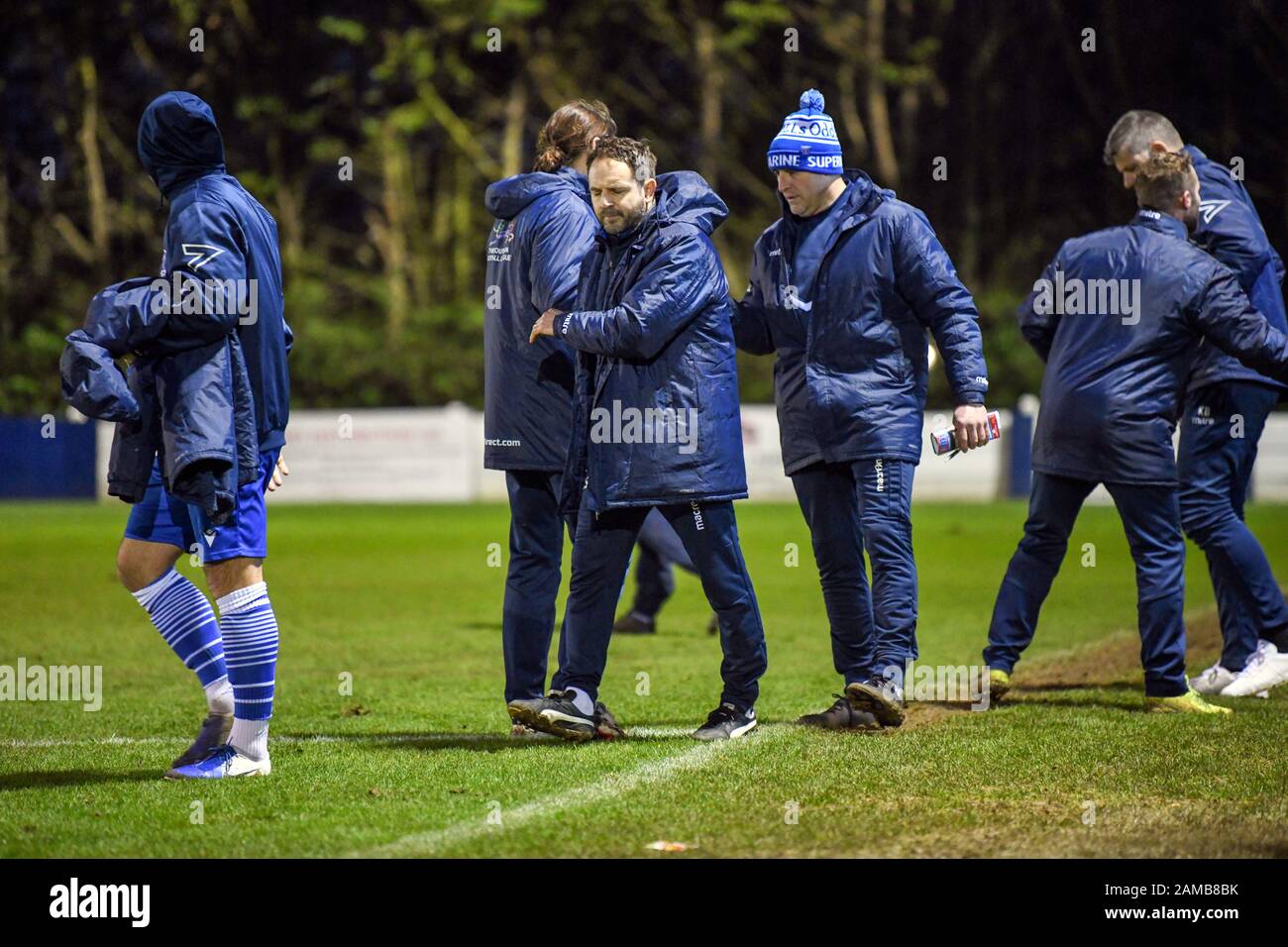 Lee spalding si stringe le mani e si congratulò con il suo team per la vittoria di successo contro lo stadio Hartley Fc Supermarine Fc Webbswindood Swindon 11/01/2020 Foto Stock