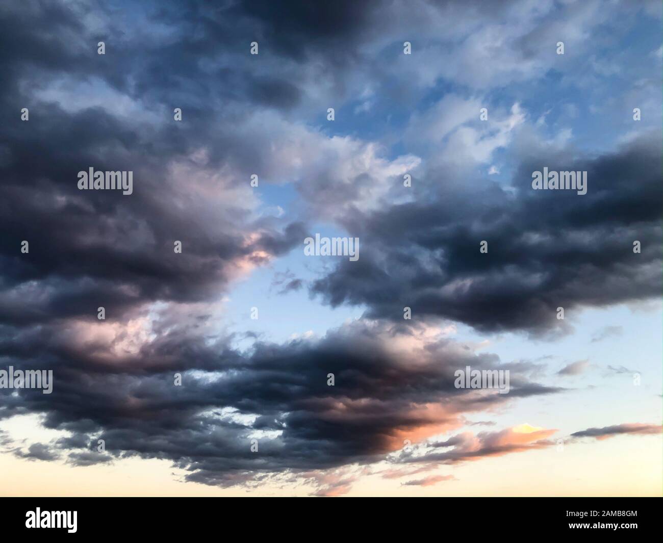 Nuvole scure nel cielo con un'atmosfera drammatica al tramonto Foto Stock