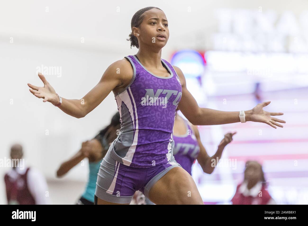 11 gennaio 2020: Jalaysi'ya Smith vince gli ostacoli di 60 metri per le ragazze con un tempo di 8,50 secondi nel Texas A&M High School Indoor Classic al McFerrin Athletic Center's Gilliam Indoor Stadium di College Station, Texas. Prentice C. James/CSM Foto Stock