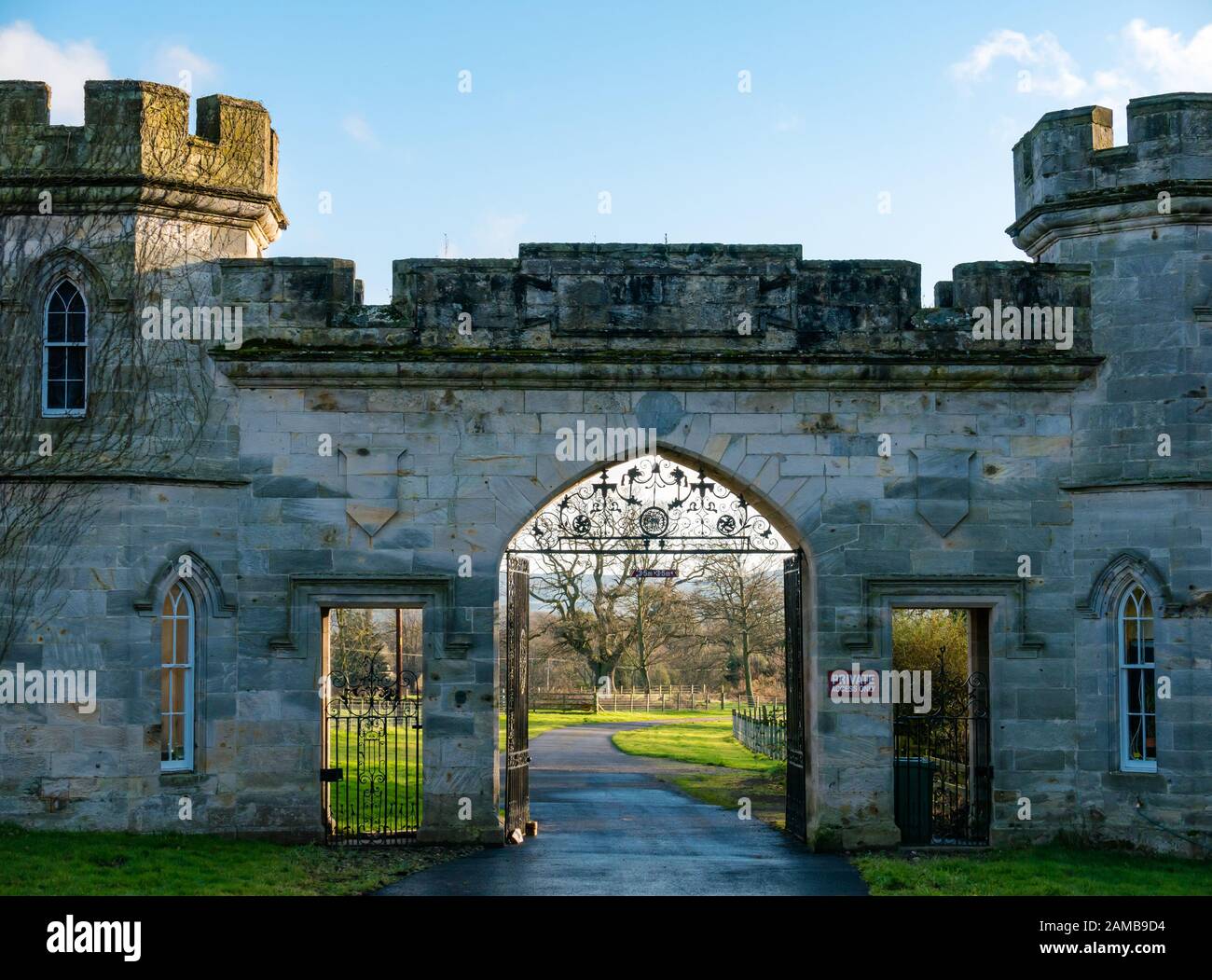 Casa di accesso in stile castello turreted, ingresso a Winton Estate, Pencaitland, East Lothian, Scozia, Regno Unito Foto Stock