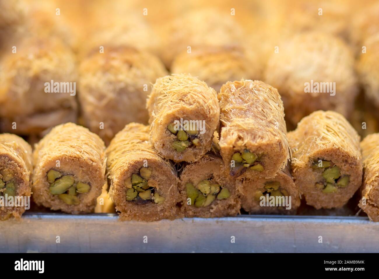 Baklava (moderno dessert in stile arabo del Medio Oriente) al forno con sciroppo di zucchero e miele, dolce e farcito con mandorle, noci e pistacchi. Città vecchia. Foto Stock