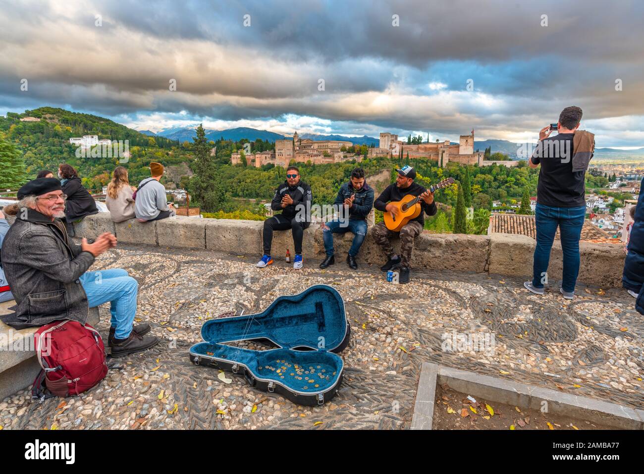 Granada, Spagna - 04 Novembre 2019. Artisti di strada che suonano chitarra e cantano flamenco al mirador san nicolas nel quartiere Albaicin. Foto Stock