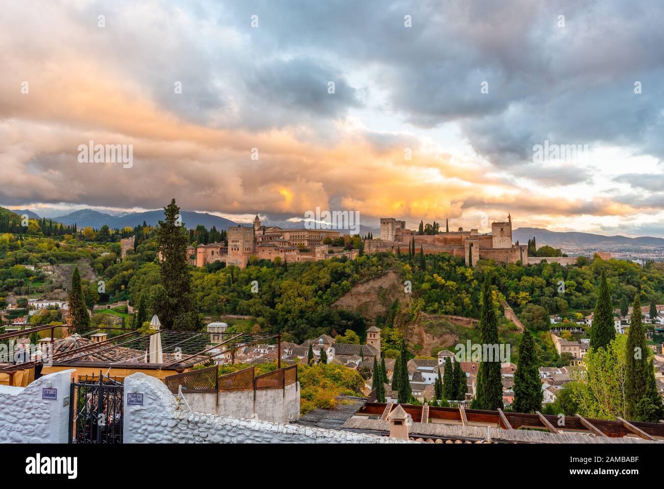 Granada, Spagna - 04 Novembre 2019. Palazzo dell'Alhambra al tramonto visto dal mirador san nicolas. Foto Stock