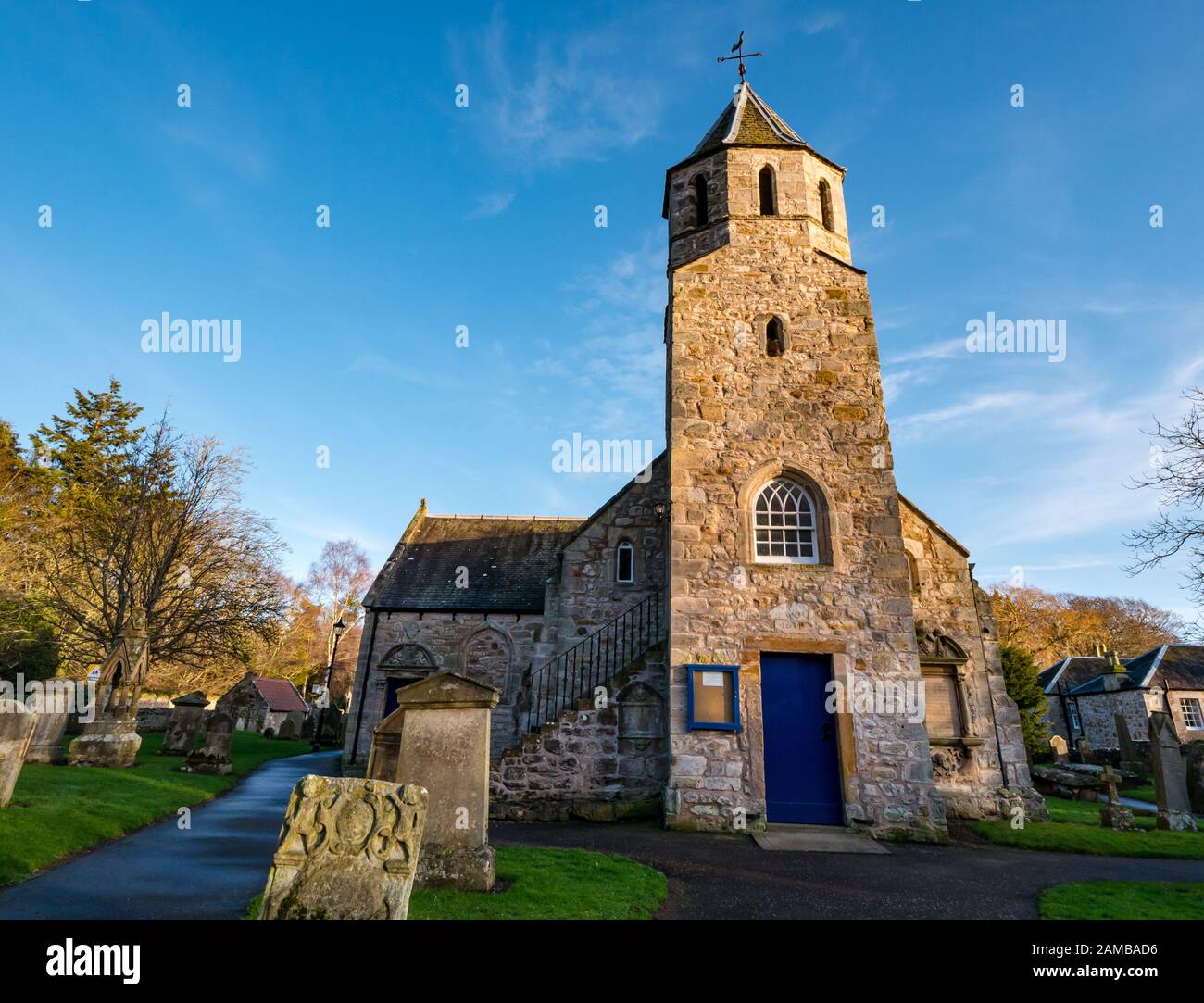 Pencaitland Parish Church (Chiesa di Scozia) 17th secolo chiesa con cielo soleggiato e vecchie tombe, East Lothian, Scozia, Regno Unito Foto Stock